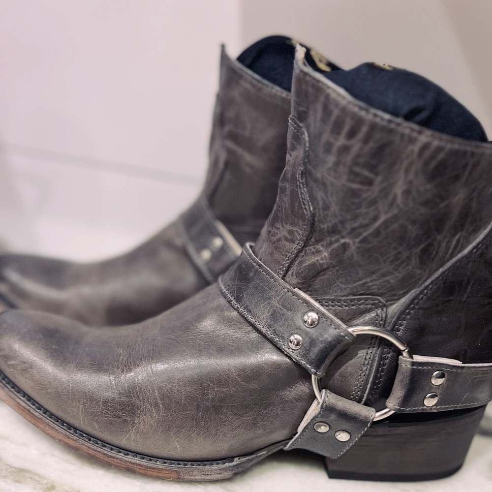 “Santiago” by Freebird. Excellent condition. Size 10